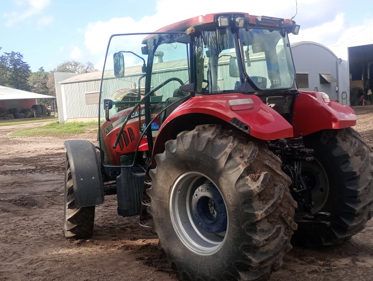 1  Tractor CASE FARMALL 120 A, doble tracción