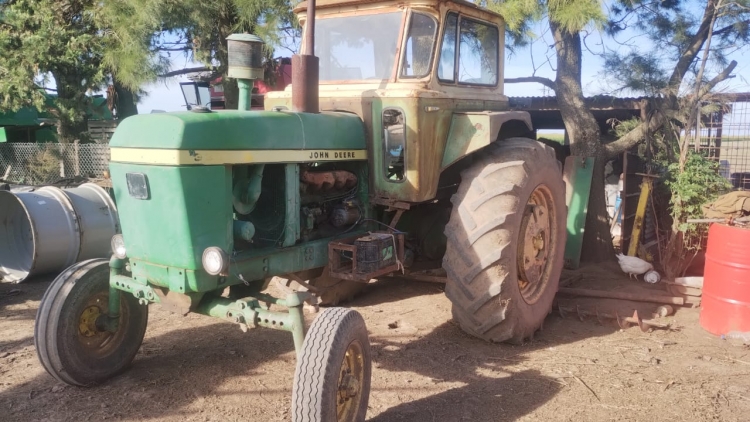 1   JOHN DEERE 3330, 