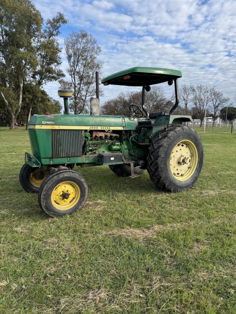 1  Tractor JOHN DEERE 3530,