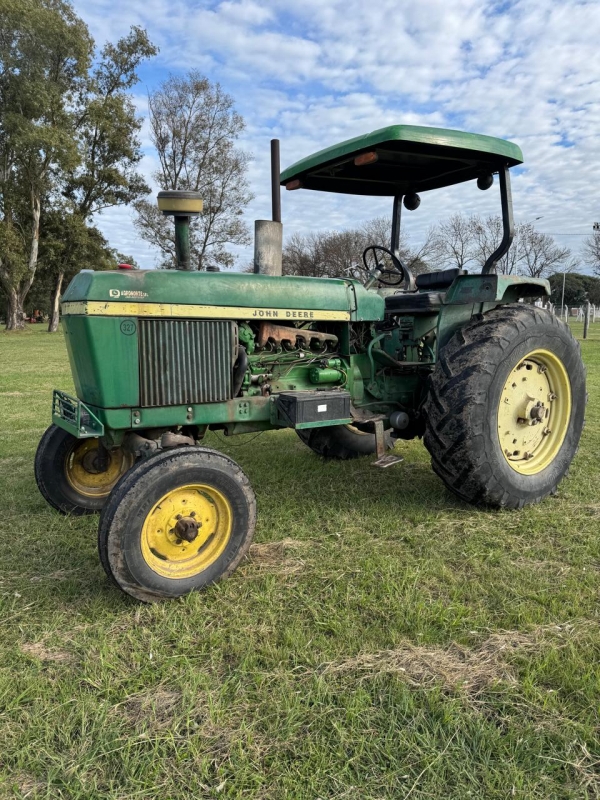 1  Tractor JOHN DEERE 3530,