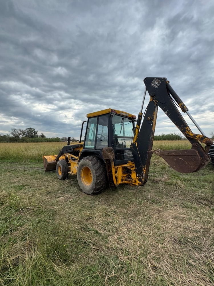 1  Pala cargadora y retroexcavadora JOHN DEERE 310 D