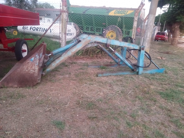 1 Pala cargadora frontal LECAR para aplicar a tractor.