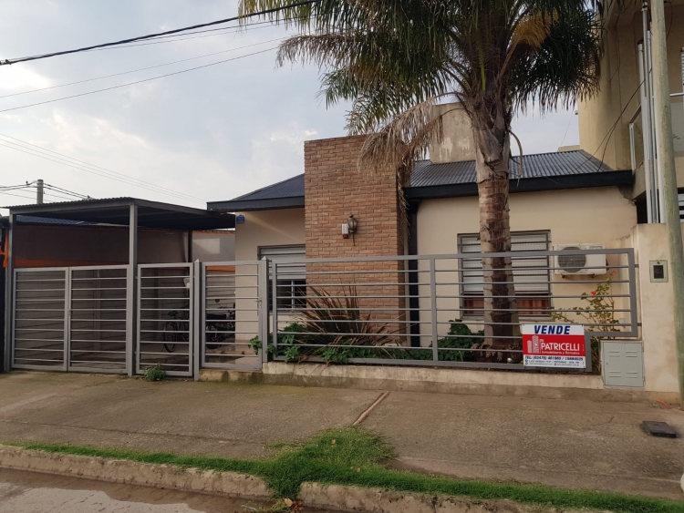 CASA DOS DORMITORIOS EXCELENTE UBICACION 
