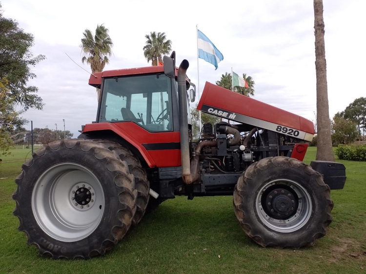 1 Tractor CASE 8920; DT, año 1989