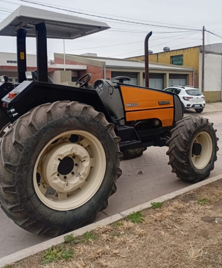 1  Tractor VALTRA BM 100, DT, 100 H.P