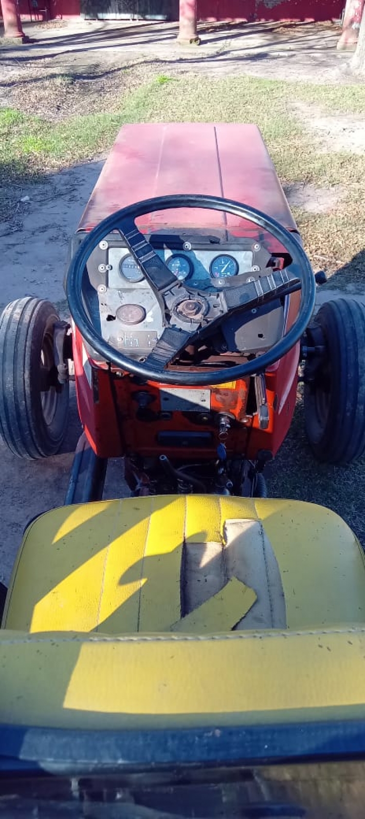 1 Tractor FIAT 466, dirección y levante hidráulico,