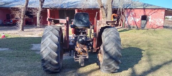 1 Tractor FIAT 466, dirección y levante hidráulico,