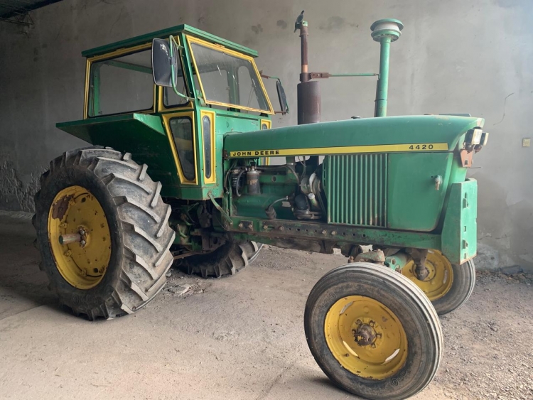 1 Tractor JOHN DEERE 4420