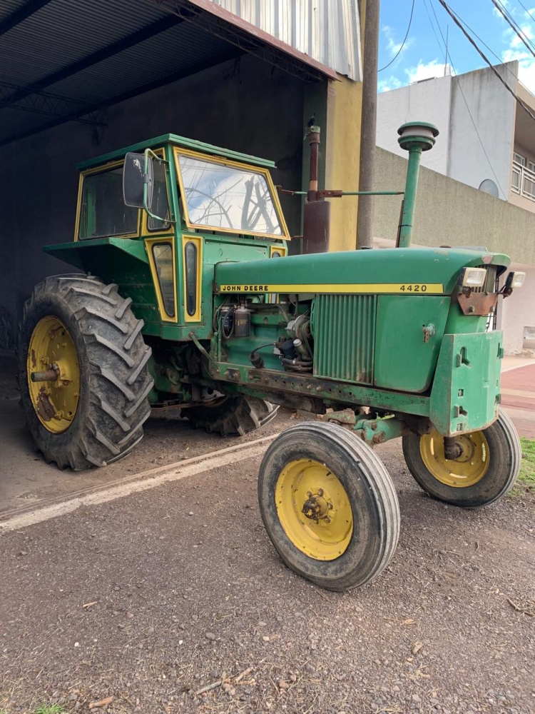 1 Tractor JOHN DEERE 4420