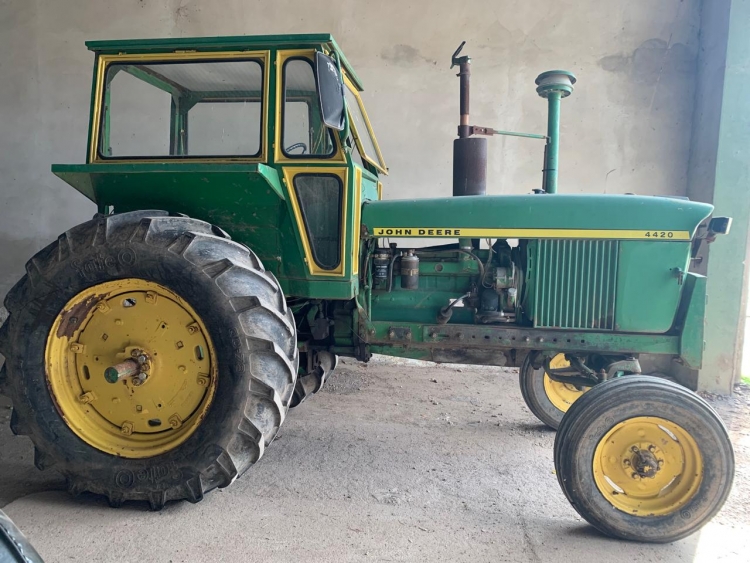 1 Tractor JOHN DEERE 4420