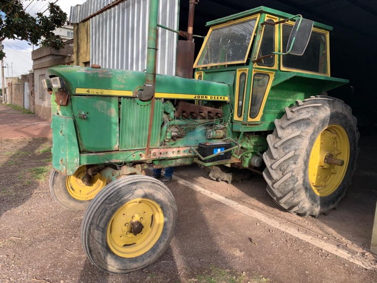 1 Tractor JOHN DEERE 4420