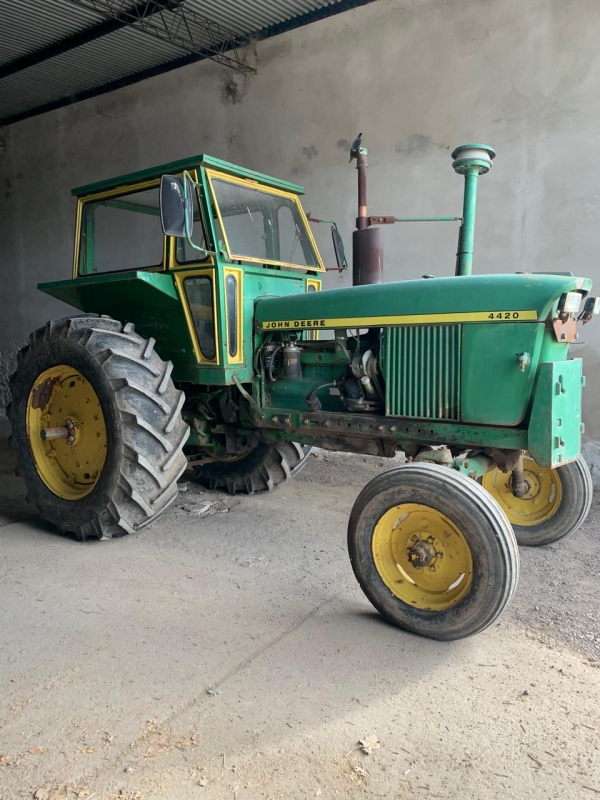 1 Tractor JOHN DEERE 4420