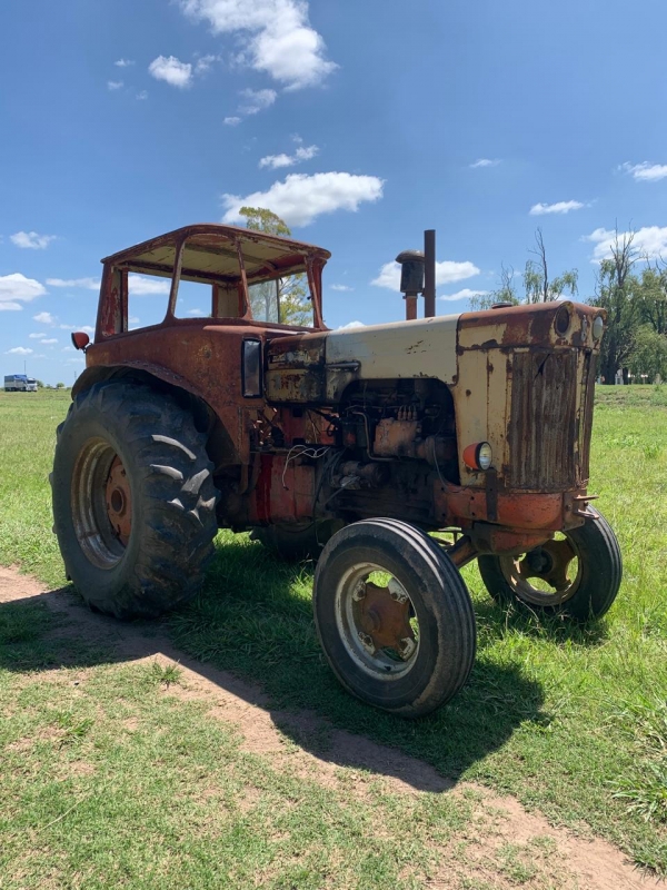 1 Tractor CASE 830, rodado 15.5-38, con cabina y toma de fuerza; perfecta marcha.  
