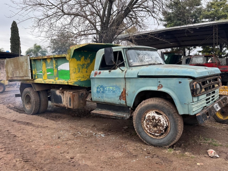 1  Camión DODGE 600, con caja volcadora, año 1977