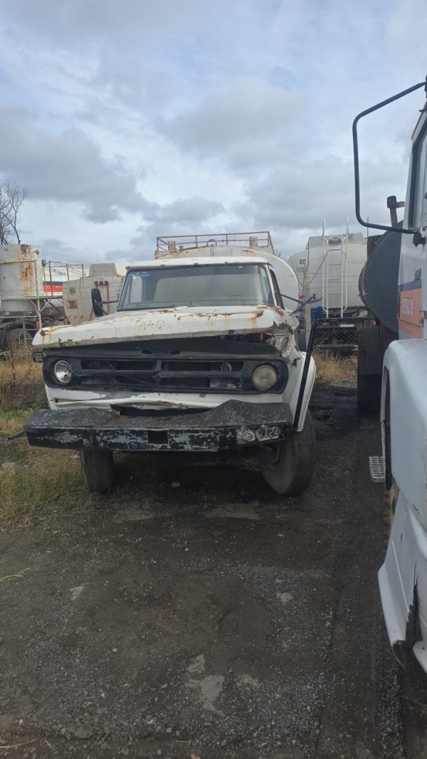 1  Camión DODGE, con tanque  y equipo regador,
