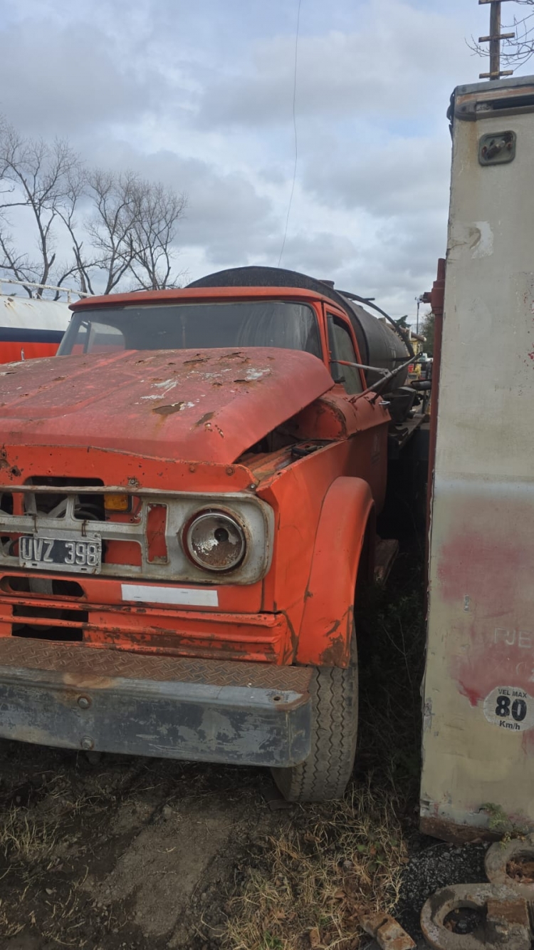 1  Camión DODGE, con tanque para 10.000 litros