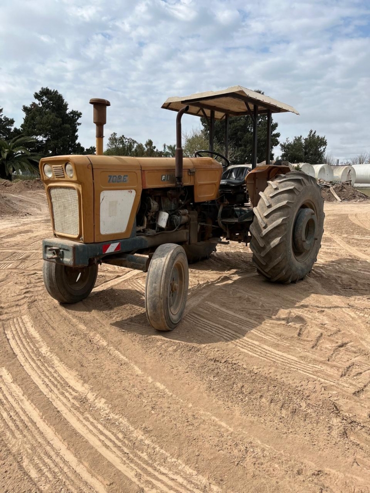 1 Tractor FIAT 700 E; totalmente original,