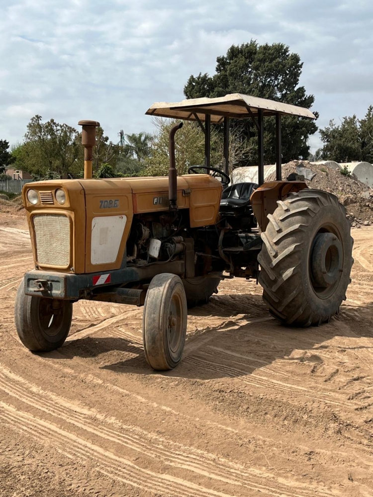 1 Tractor FIAT 700 E; totalmente original,