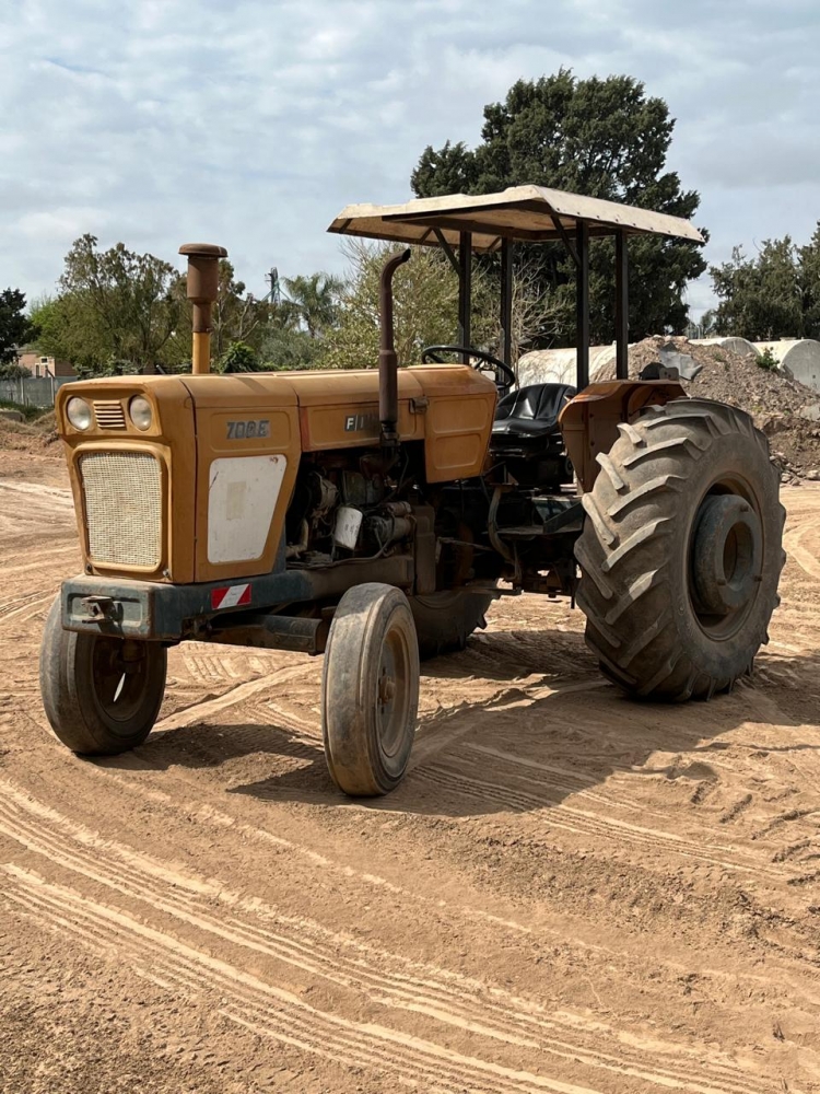1 Tractor FIAT 700 E; totalmente original,