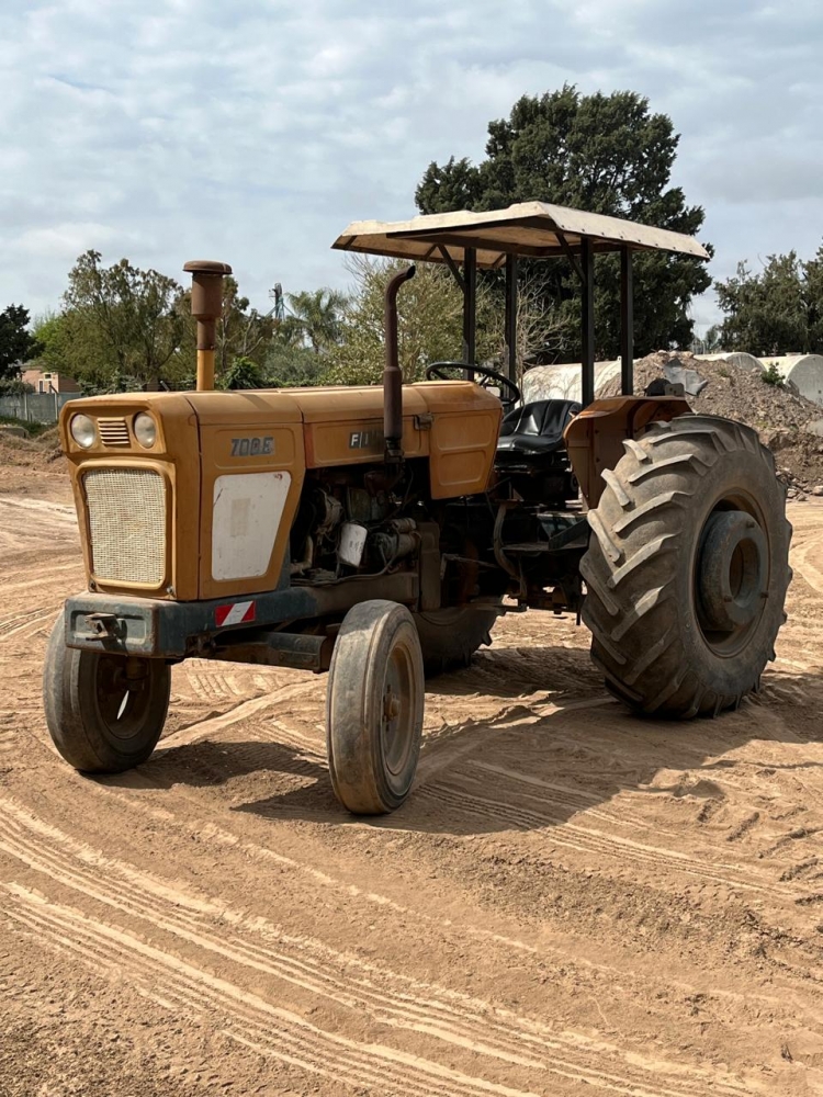 1 Tractor FIAT 700 E; totalmente original,