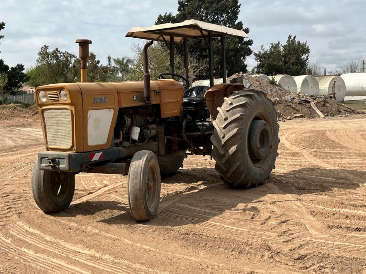 1 Tractor FIAT 700 E; totalmente original,