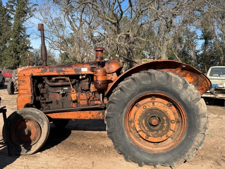 1 Tractor FIAT R 55, con arranque eléctrico