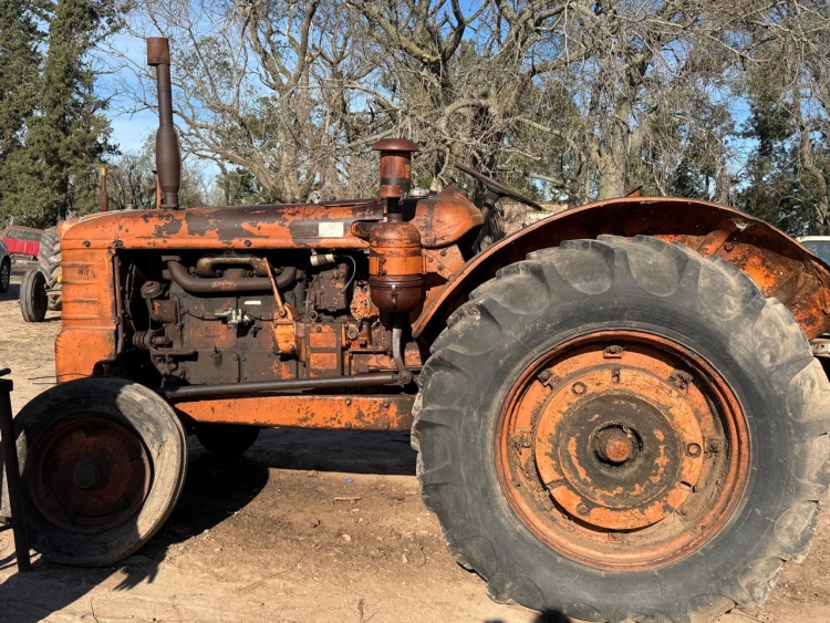 1 Tractor FIAT R 55, con arranque eléctrico