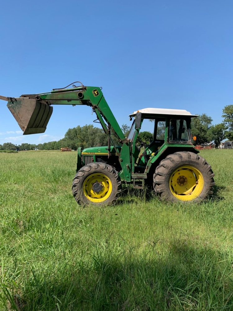 1 Tractor JOHN DEERE 5400 DT, cabina, toma de fuerza,