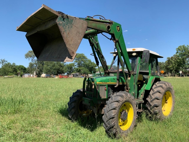 1 Tractor JOHN DEERE 5400 DT, cabina, toma de fuerza,