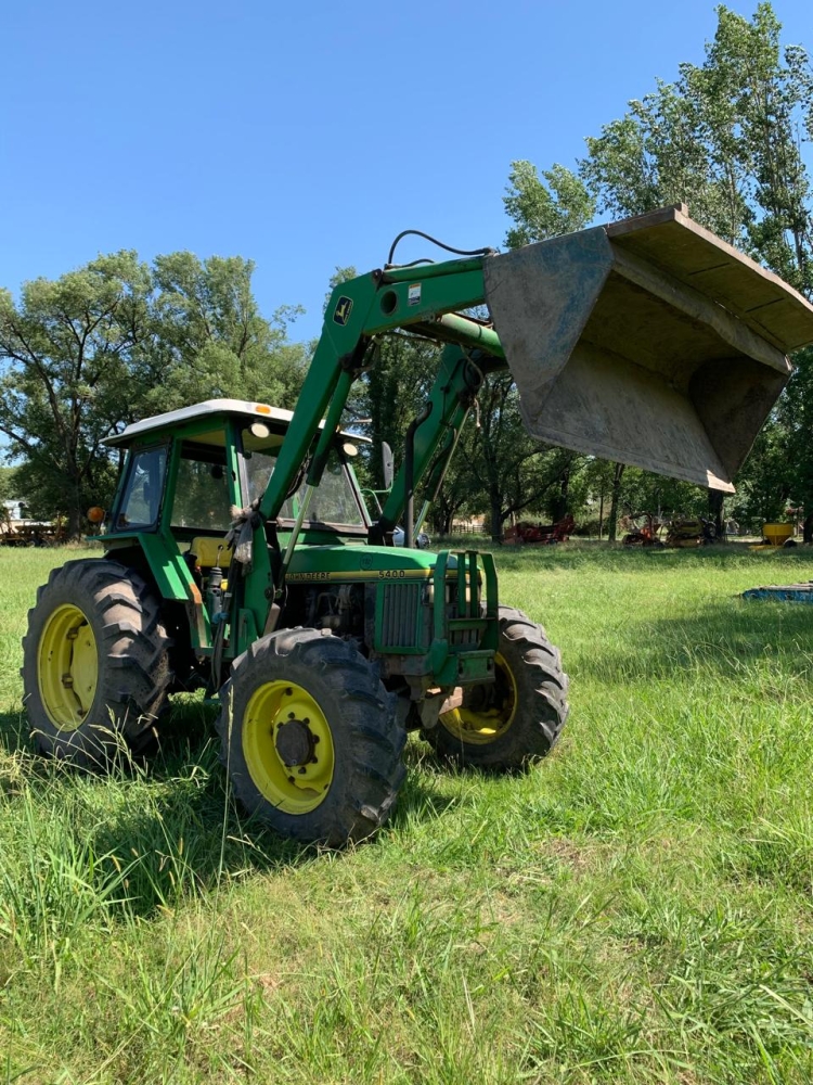 1 Tractor JOHN DEERE 5400 DT, cabina, toma de fuerza,