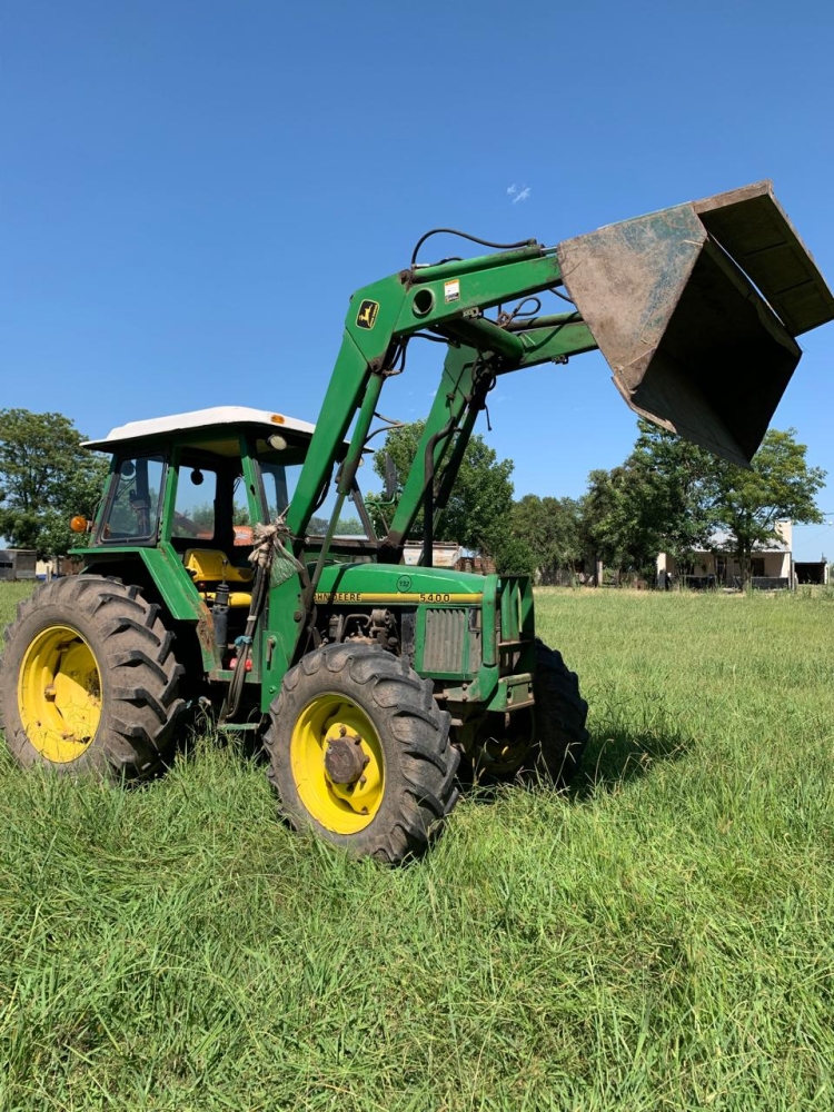 1 Tractor JOHN DEERE 5400 DT, cabina, toma de fuerza,