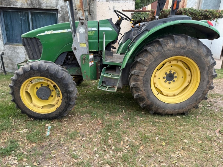 1 Tractor JOHN DEERE 5425, doble tracción