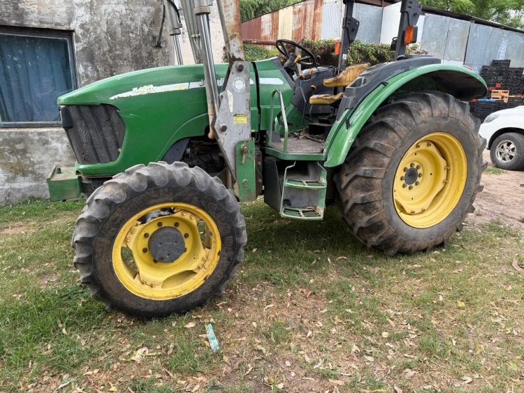 1 Tractor JOHN DEERE 5425, doble tracción