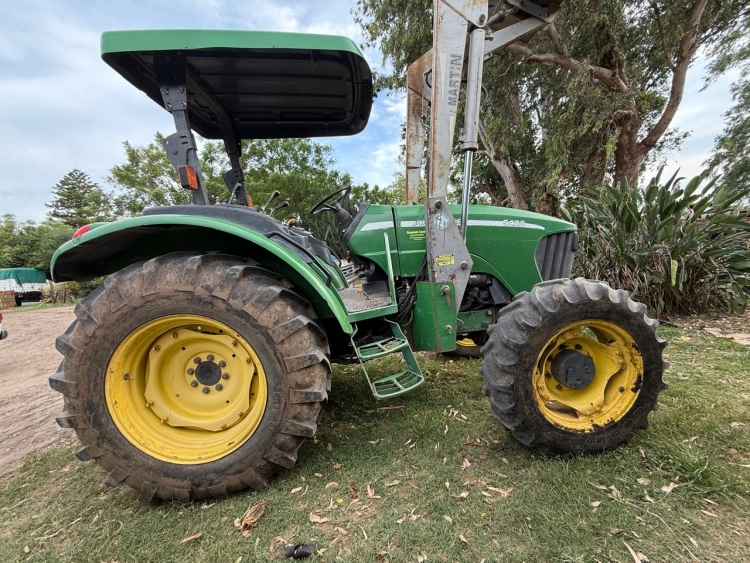 1 Tractor JOHN DEERE 5425, doble tracción