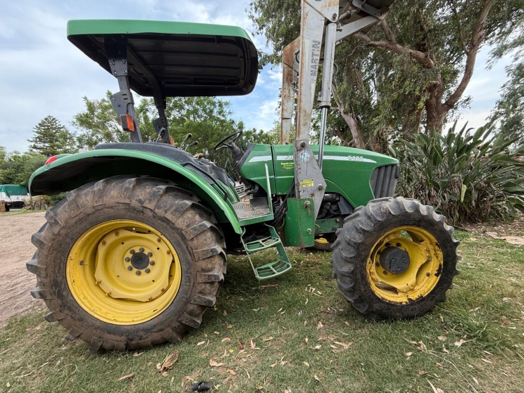 1 Tractor JOHN DEERE 5425, doble tracción