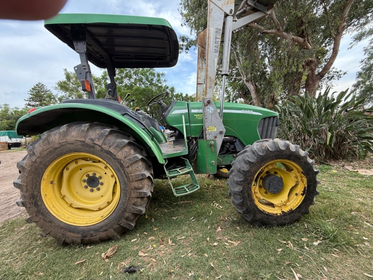 1 Tractor JOHN DEERE 5425, doble tracción