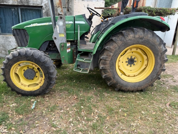 1 Tractor JOHN DEERE 5425, doble tracción