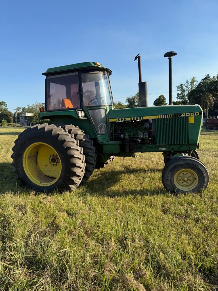 1Tractor JOHN DEERE 4050, con cabina original