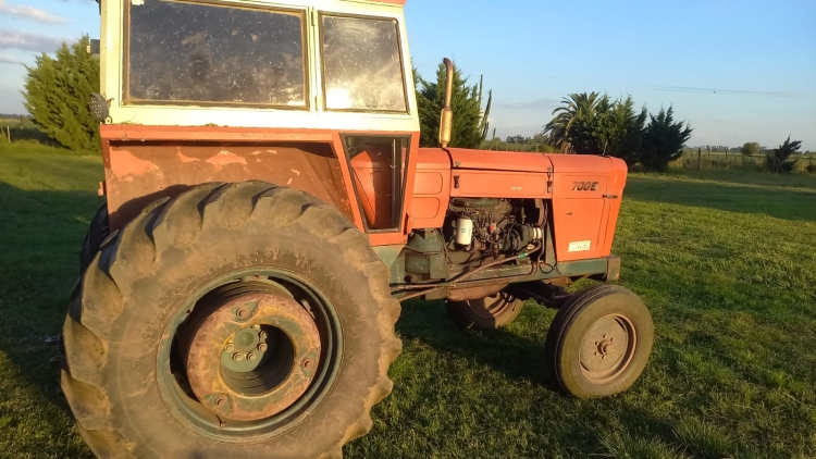1Tractor FIAT 700 E, con cabina, toma de fuerza