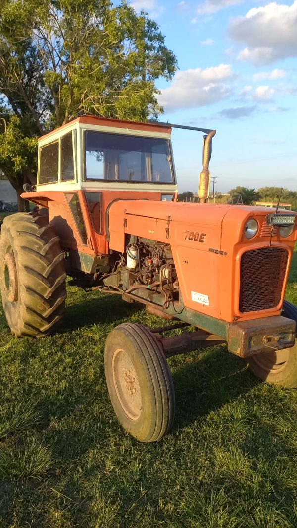 1Tractor FIAT 700 E, con cabina, toma de fuerza