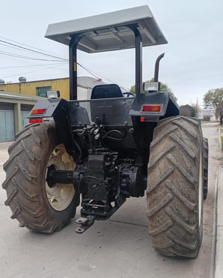 1 Tractor VALTRA BM 100, DT, de 100 H.P.