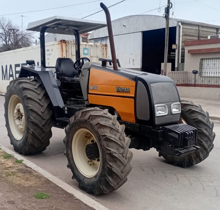 1 Tractor VALTRA BM 100, DT, de 100 H.P.
