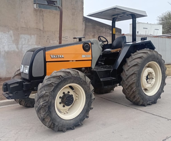 1 Tractor VALTRA BM 100, DT, de 100 H.P.