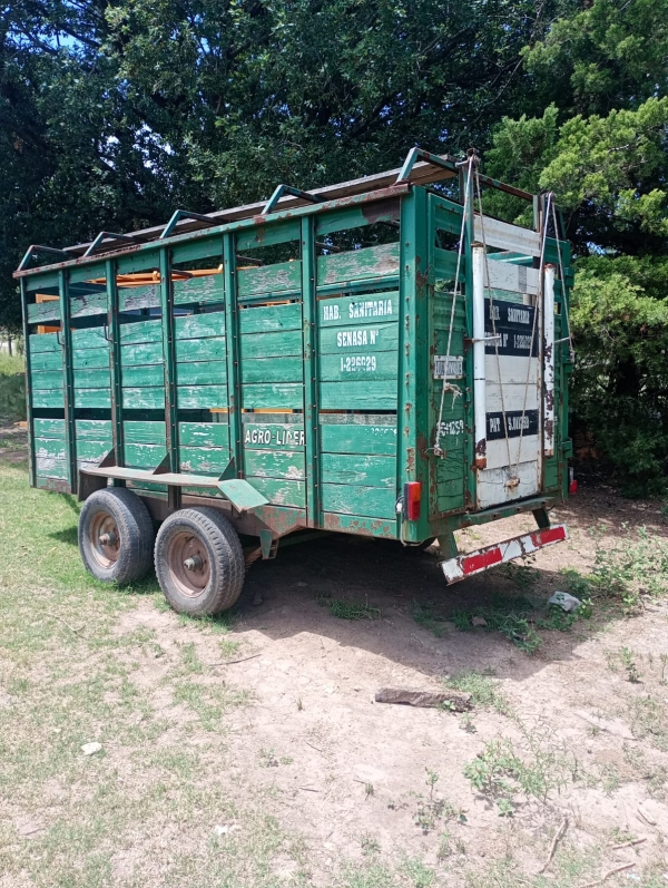 1 Acoplado para transporte de vacunos;