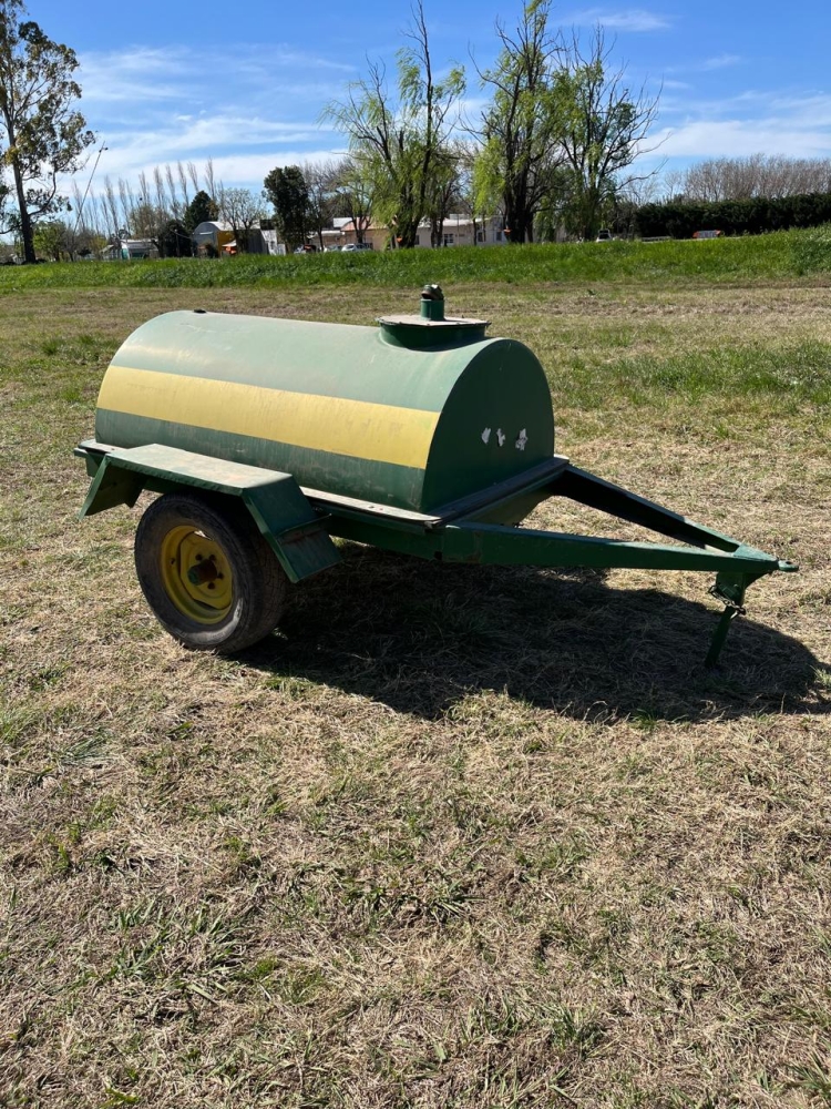 6 Acoplados tanques de un eje;