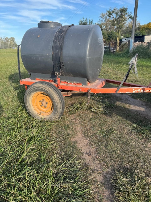 6 Acoplados tanques de un eje;