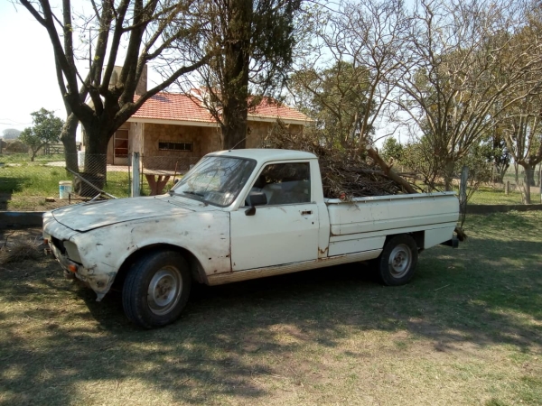 1 Pick-up PEUGEOT, con motor Indenor; caja de 5ta.