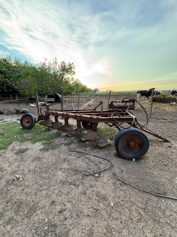 2 Arados de 8 y 5 rejas: LA RURAL Y GHERARDI.